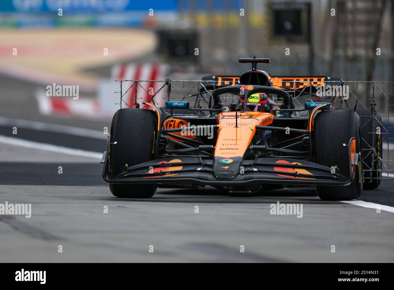 BAHREIN, BAHREIN - FEBBRAIO 27: Oscar Piastri dell'Australia alla guida della (81) McLaren MCL39 Mercedes nella pit-Lane durante il secondo giorno dei test di F1 al Bahrain International Circuit il 27 febbraio 2025 in Bahrain, Bahrain. (Foto di Qian Jun/Alamy Live News) Foto Stock