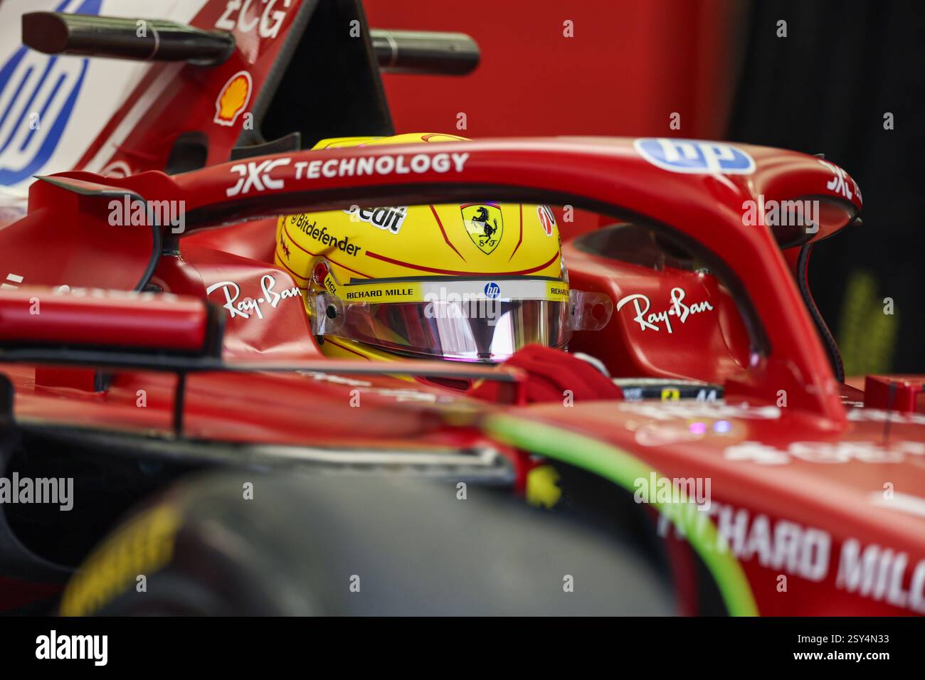 BAHRAIN, BAHRAIN - FEBBRAIO 27: Lewis Hamilton del Regno Unito e Scuderia Ferrari nel garage durante il secondo giorno dei test di F1 al Bahrain International Circuit il 27 febbraio 2025 in Bahrain, Bahrain. (Foto di Qian Jun/Alamy Live News) Foto Stock