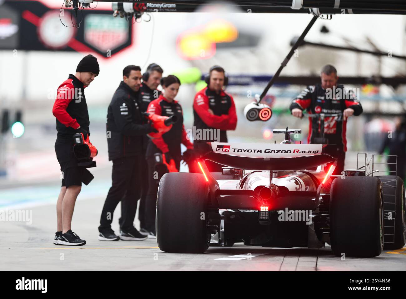 BAHREIN, BAHREIN - FEBBRAIO 27: Esteban Ocon della Francia e MoneyGram Haas F1 Team nella pit-Lane durante il secondo giorno dei test di F1 al Bahrain International Circuit il 27 febbraio 2025 in Bahrain, Bahrein. (Foto di Qian Jun/Alamy Live News) Foto Stock