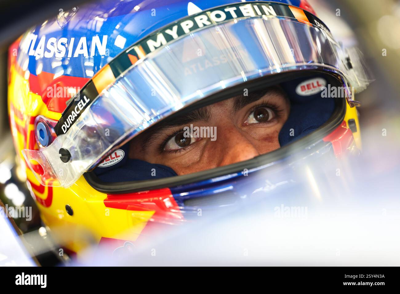BAHREIN, BAHREIN - FEBBRAIO 27: Carlos Sainz Jr di Spagna e Atlassian Williams Racing nel garage durante il secondo giorno dei test di F1 al Bahrain International Circuit il 27 febbraio 2025 in Bahrein, Bahrein. (Foto di Qian Jun/Alamy Live News) Foto Stock