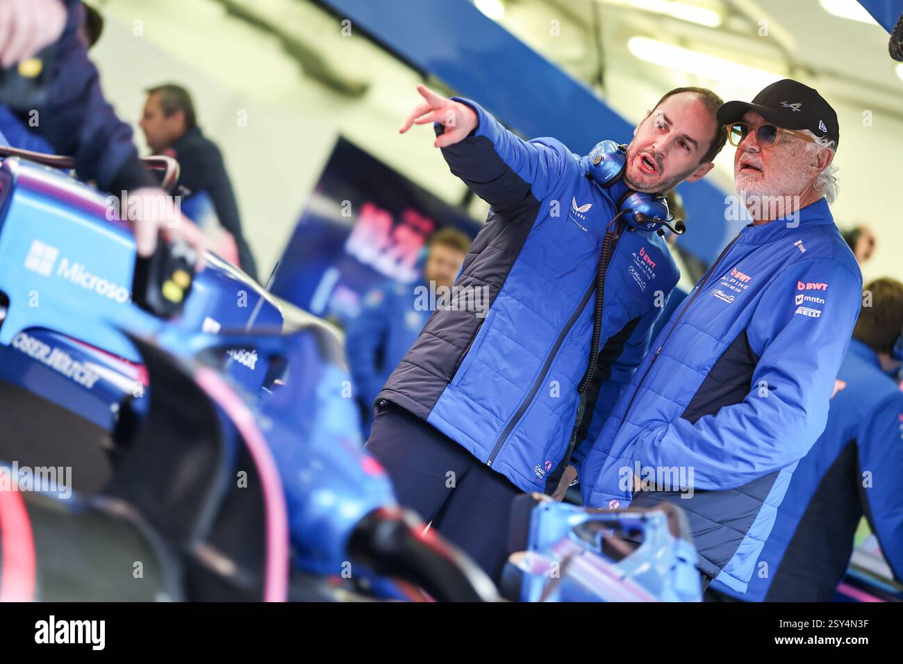 BAHREIN, BAHREIN - FEBBRAIO 27: Oliver Oakes della Gran Bretagna e del BWT Alpine Team e Flavio Briatore dell'Italia e del BWT Alpine Team parlano in garage durante il secondo giorno dei test di F1 al Bahrain International Circuit il 27 febbraio 2025 in Bahrain, Bahrain. (Foto di Qian Jun/Alamy Live News) Foto Stock