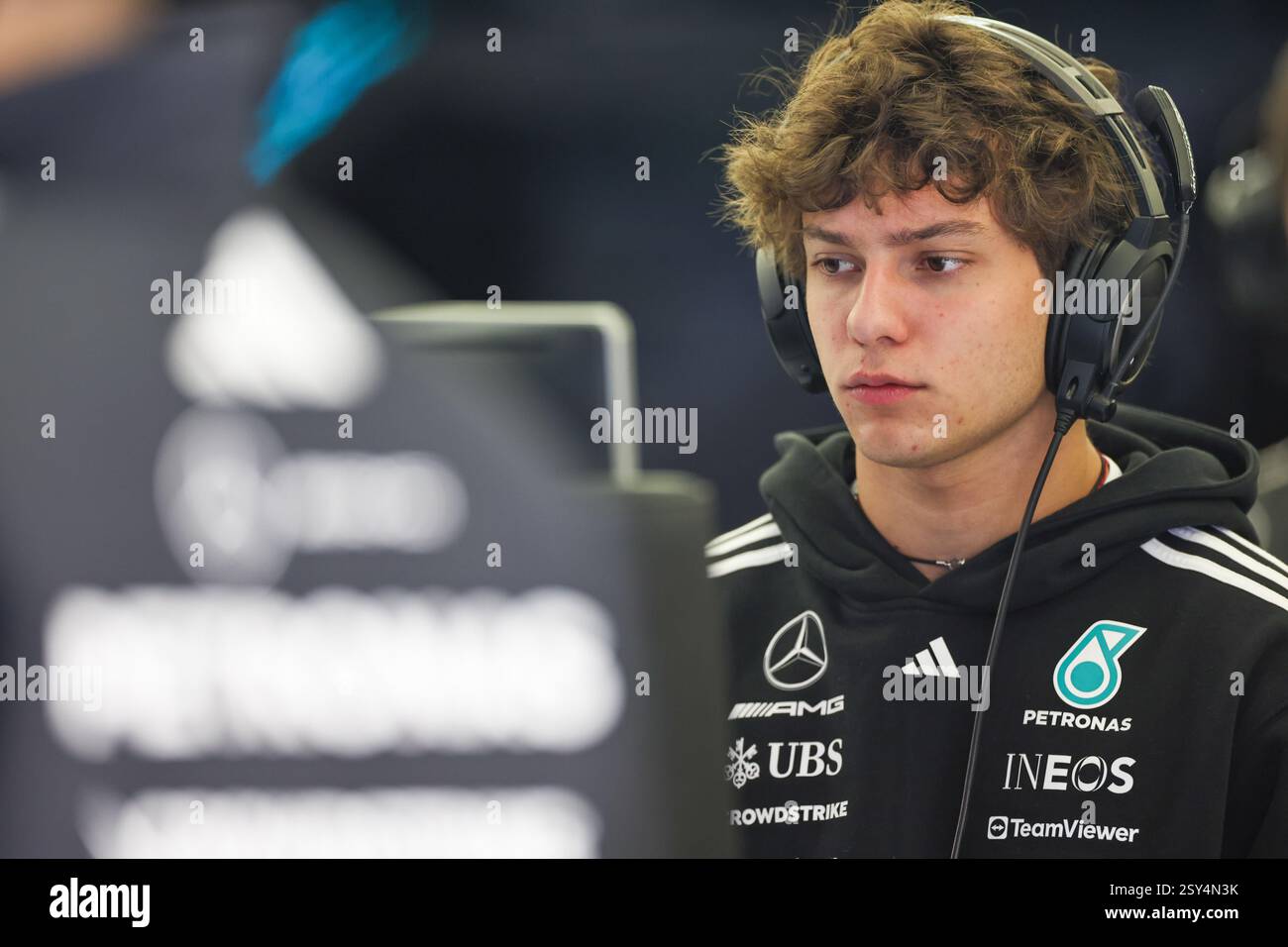 BAHREIN, BAHREIN - FEBBRAIO 27: Andrea Kimi Antonelli dell'Italia e il team Mercedes-AMG PETRONAS F1 durante il secondo giorno dei test di F1 al Bahrain International Circuit il 27 febbraio 2025 in Bahrein, Bahrein. (Foto di Qian Jun/Alamy Live News) Foto Stock