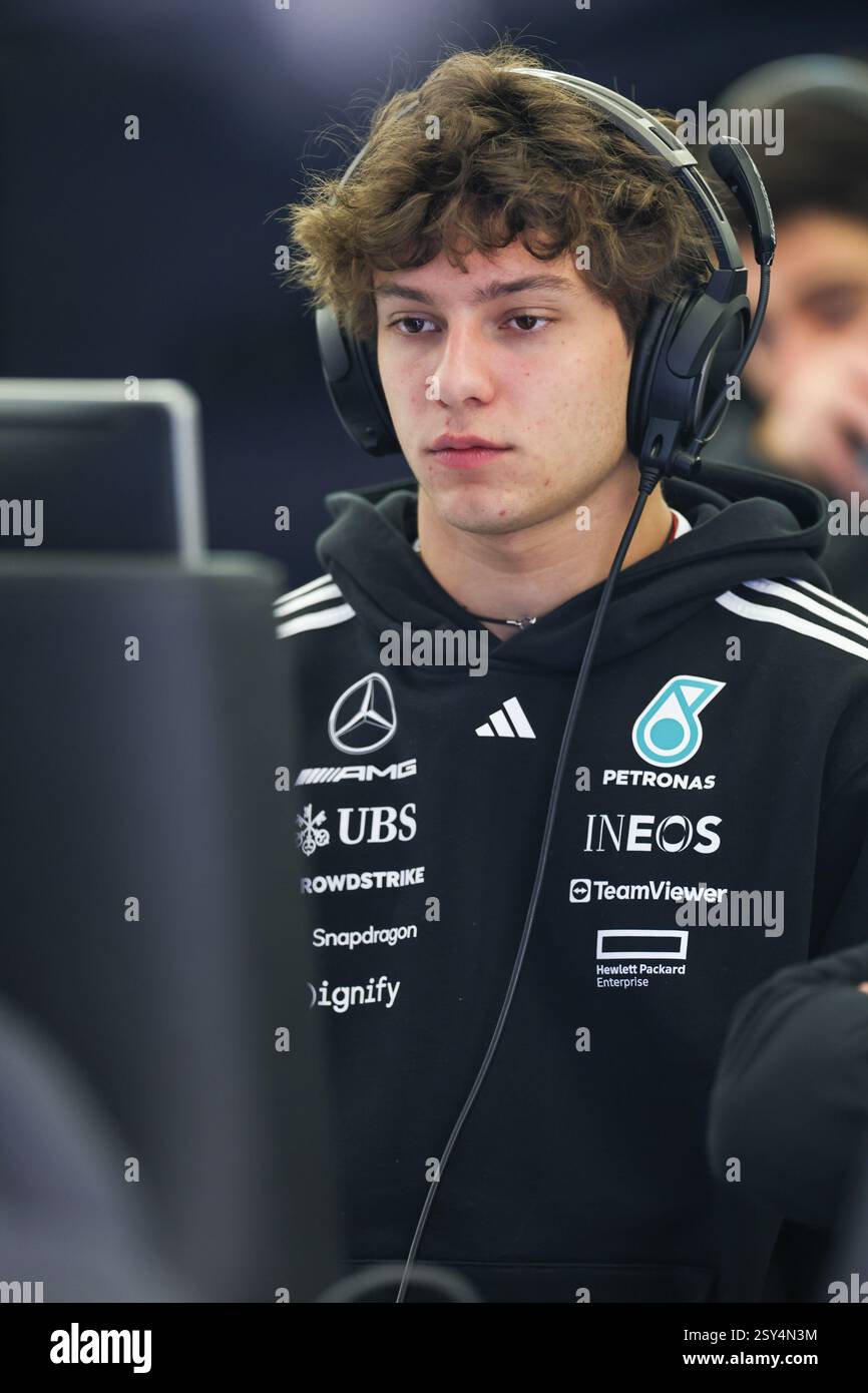 BAHREIN, BAHREIN - FEBBRAIO 27: Andrea Kimi Antonelli dell'Italia e il team Mercedes-AMG PETRONAS F1 durante il secondo giorno dei test di F1 al Bahrain International Circuit il 27 febbraio 2025 in Bahrein, Bahrein. (Foto di Qian Jun/Alamy Live News) Foto Stock