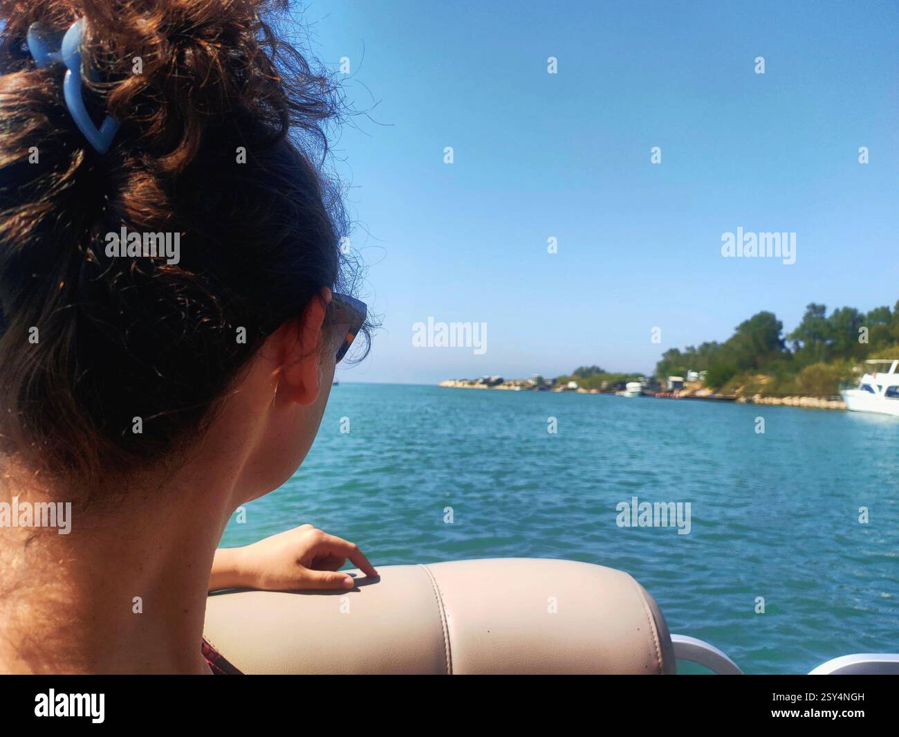 Una giovane donna sulla barca. Foto Stock
