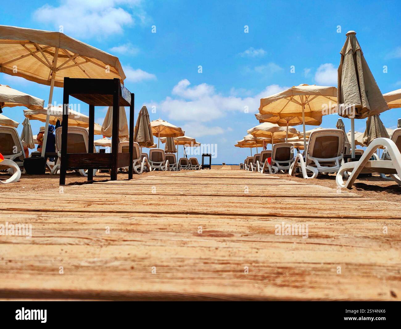 Passerella in legno per la spiaggia. Foto Stock