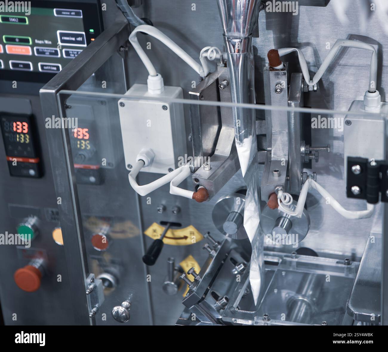 Macchina per il riempimento e il confezionamento verticale di bustine di salsa nell'industria alimentare Foto Stock