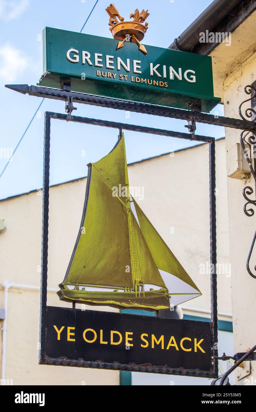 Essex, Regno Unito - 3 aprile 2023: Un tradizionale cartello appeso all'esterno della casa pubblica Ye Olde Smack nella zona Old Leigh di Leigh-on-Sea nell'Essex, U Foto Stock