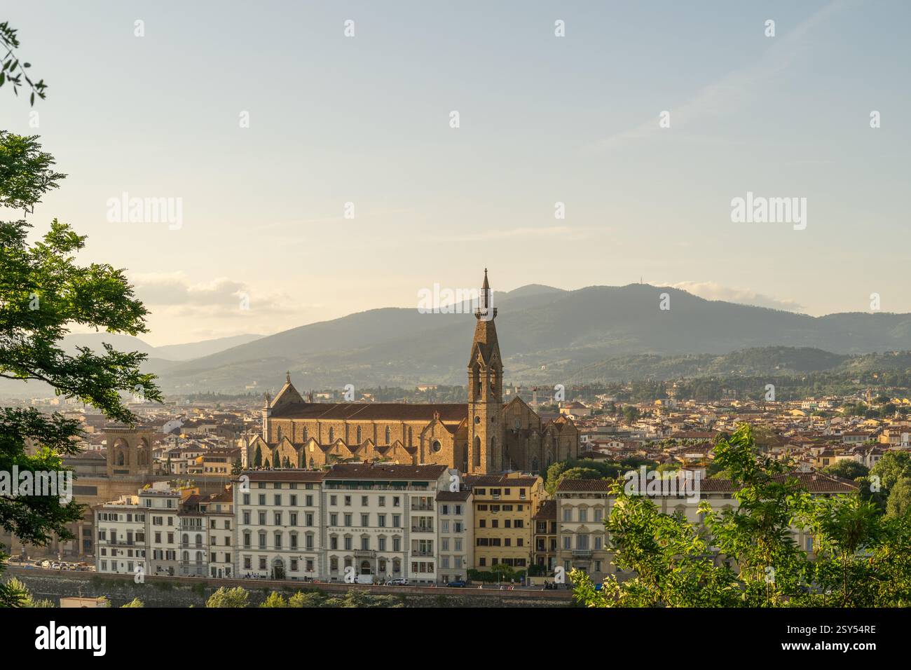 Firenze, Italia - 30 giugno 2024: Splendida vista sul paesaggio urbano di Firenze con vista sui tetti e sugli edifici circostanti, vista dal Piaz Foto Stock