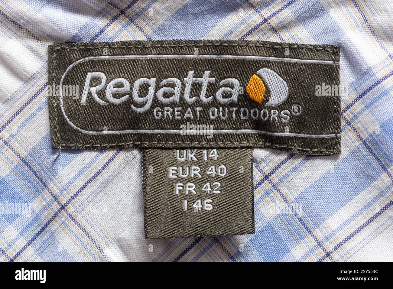 Regata grande etichetta all'aperto in una camicia o camicia a quadri da donna, etichetta di abbigliamento Foto Stock