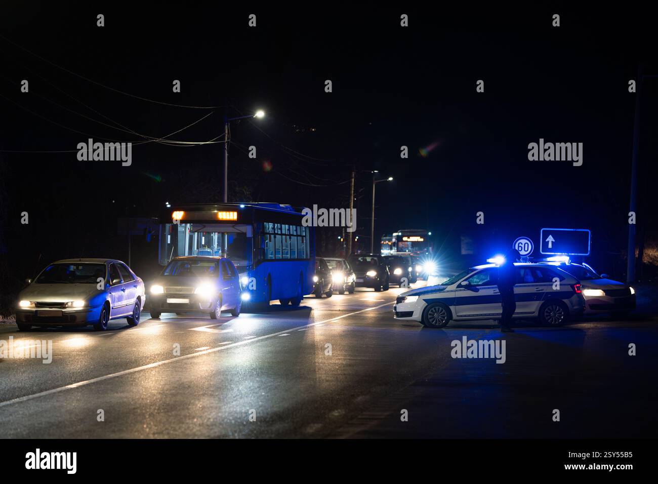 La polizia stradale ha bloccato il traffico di notte. Foto Stock