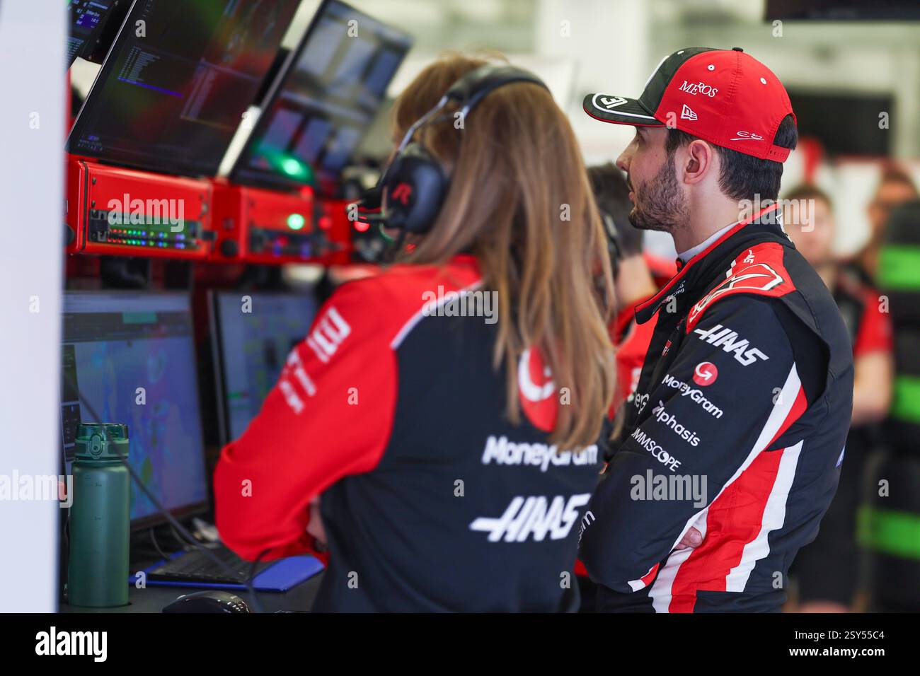BAHREIN, BAHREIN - FEBBRAIO 27: Esteban Ocon della Francia e MoneyGram Haas F1 Team nel garage durante il secondo giorno dei test di F1 al Bahrain International Circuit il 27 febbraio 2025 in Bahrein, Bahrein. (Foto di Qian Jun/Alamy Live News) Foto Stock