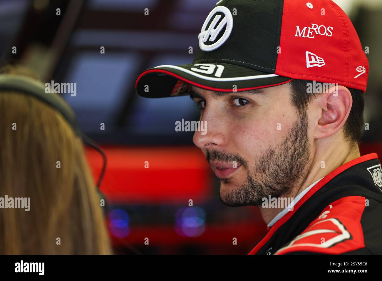 BAHREIN, BAHREIN - FEBBRAIO 27: Esteban Ocon della Francia e MoneyGram Haas F1 Team nel garage durante il secondo giorno dei test di F1 al Bahrain International Circuit il 27 febbraio 2025 in Bahrein, Bahrein. (Foto di Qian Jun/Alamy Live News) Foto Stock