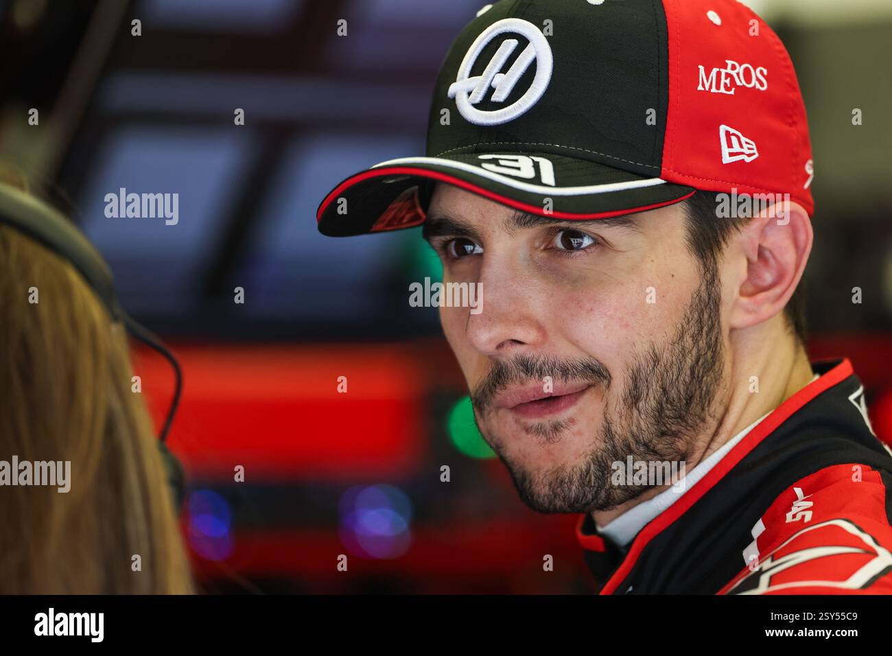 BAHREIN, BAHREIN - FEBBRAIO 27: Esteban Ocon della Francia e MoneyGram Haas F1 Team nel garage durante il secondo giorno dei test di F1 al Bahrain International Circuit il 27 febbraio 2025 in Bahrein, Bahrein. (Foto di Qian Jun/Alamy Live News) Foto Stock