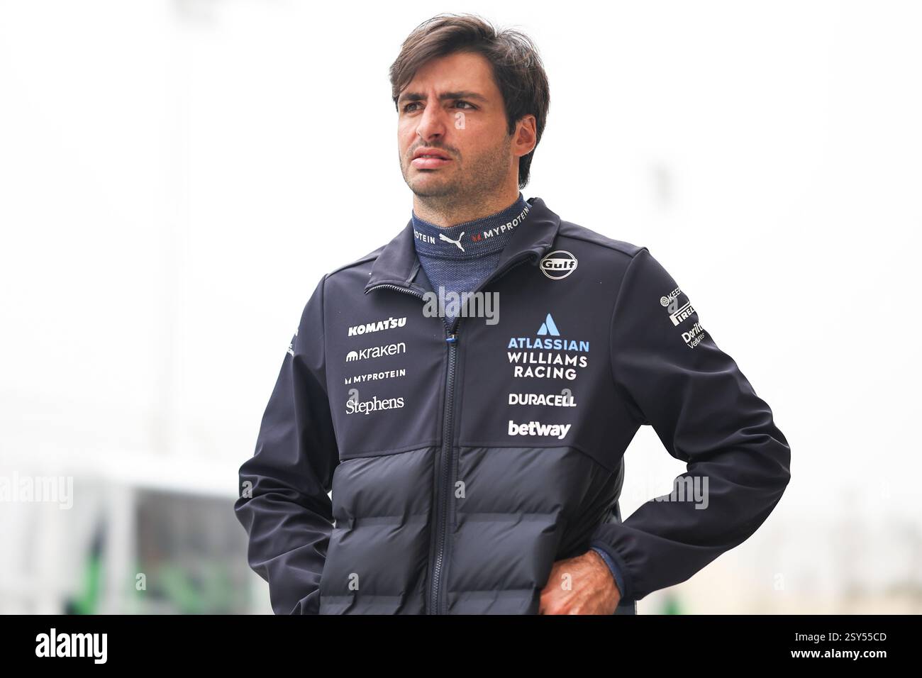 BAHREIN, BAHREIN - FEBBRAIO 27: Carlos Sainz Jr di Spagna e Atlassian Williams Racing nella pit-Lane durante il secondo giorno dei test di F1 al Bahrain International Circuit il 27 febbraio 2025 in Bahrain, Bahrein. (Foto di Qian Jun/Alamy Live News) Foto Stock