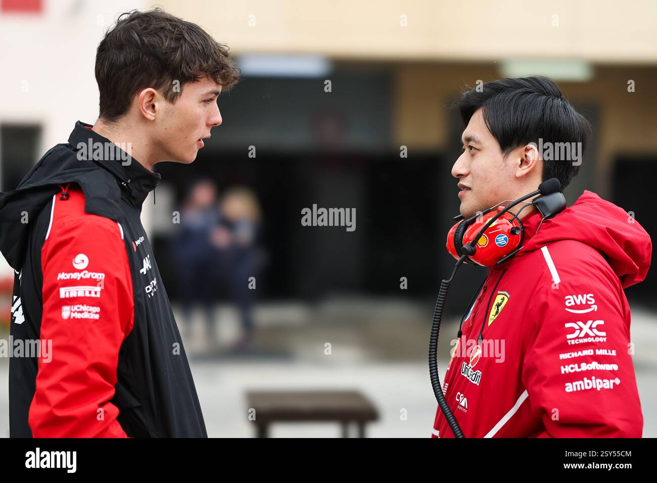 BAHREIN, BAHREIN - FEBBRAIO 27: Zhou Guanyu della Cina e Scuderia Ferrari parlano con Oliver Bearman della Gran Bretagna e MoneyGram Haas F1 Team nel paddock durante il secondo giorno dei test di F1 al Bahrain International Circuit il 27 febbraio 2025 in Bahrain, Bahrain. (Foto di Qian Jun/Alamy Live News) Foto Stock