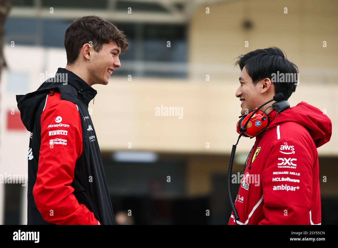 BAHREIN, BAHREIN - FEBBRAIO 27: Zhou Guanyu della Cina e Scuderia Ferrari parlano con Oliver Bearman della Gran Bretagna e MoneyGram Haas F1 Team nel paddock durante il secondo giorno dei test di F1 al Bahrain International Circuit il 27 febbraio 2025 in Bahrain, Bahrain. (Foto di Qian Jun/Alamy Live News) Foto Stock