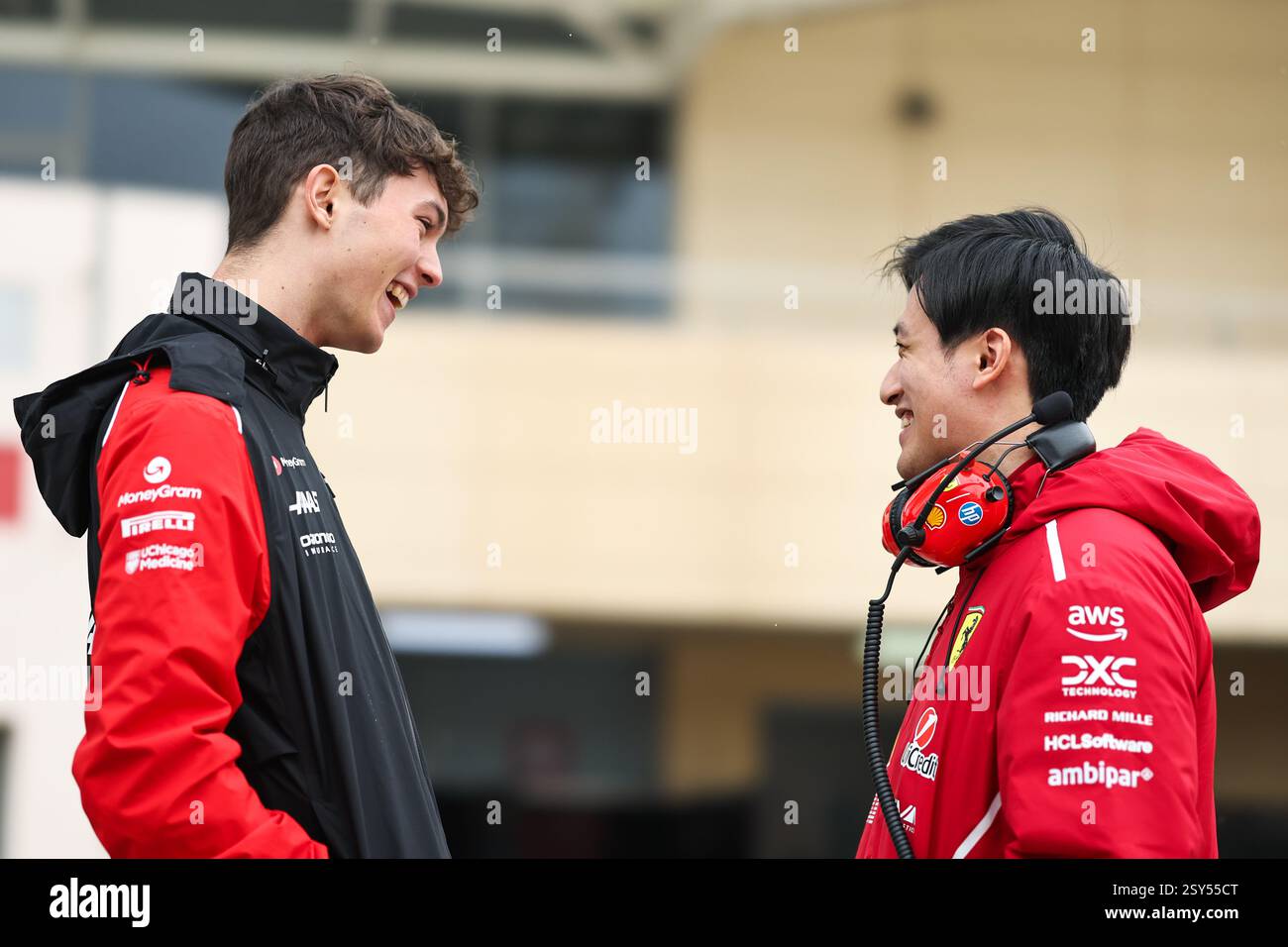 BAHREIN, BAHREIN - FEBBRAIO 27: Zhou Guanyu della Cina e Scuderia Ferrari parlano con Oliver Bearman della Gran Bretagna e MoneyGram Haas F1 Team nel paddock durante il secondo giorno dei test di F1 al Bahrain International Circuit il 27 febbraio 2025 in Bahrain, Bahrain. (Foto di Qian Jun/Alamy Live News) Foto Stock