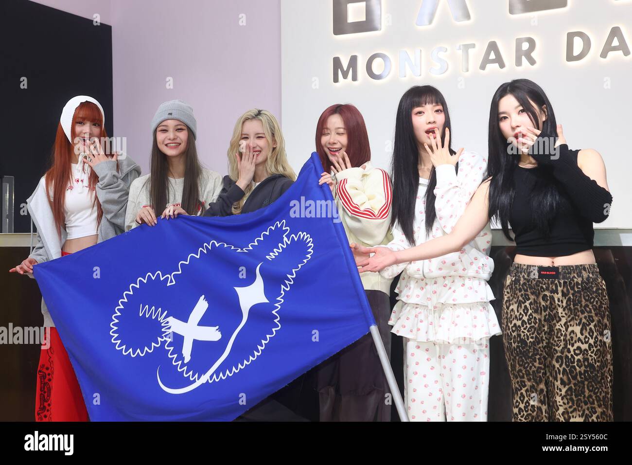 TAIPEI, CINA - 27 FEBBRAIO 2025 - il gruppo femminile taiwanese GENBLUE partecipa ad un evento a Taipei, Cina, il 27 febbraio 2025. Foto Stock