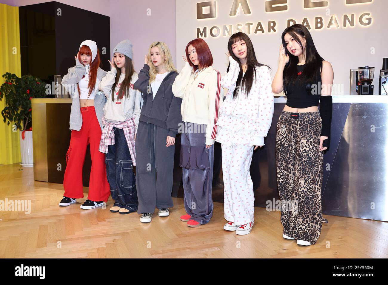 TAIPEI, CINA - 27 FEBBRAIO 2025 - il gruppo femminile taiwanese GENBLUE partecipa ad un evento a Taipei, Cina, il 27 febbraio 2025. Foto Stock