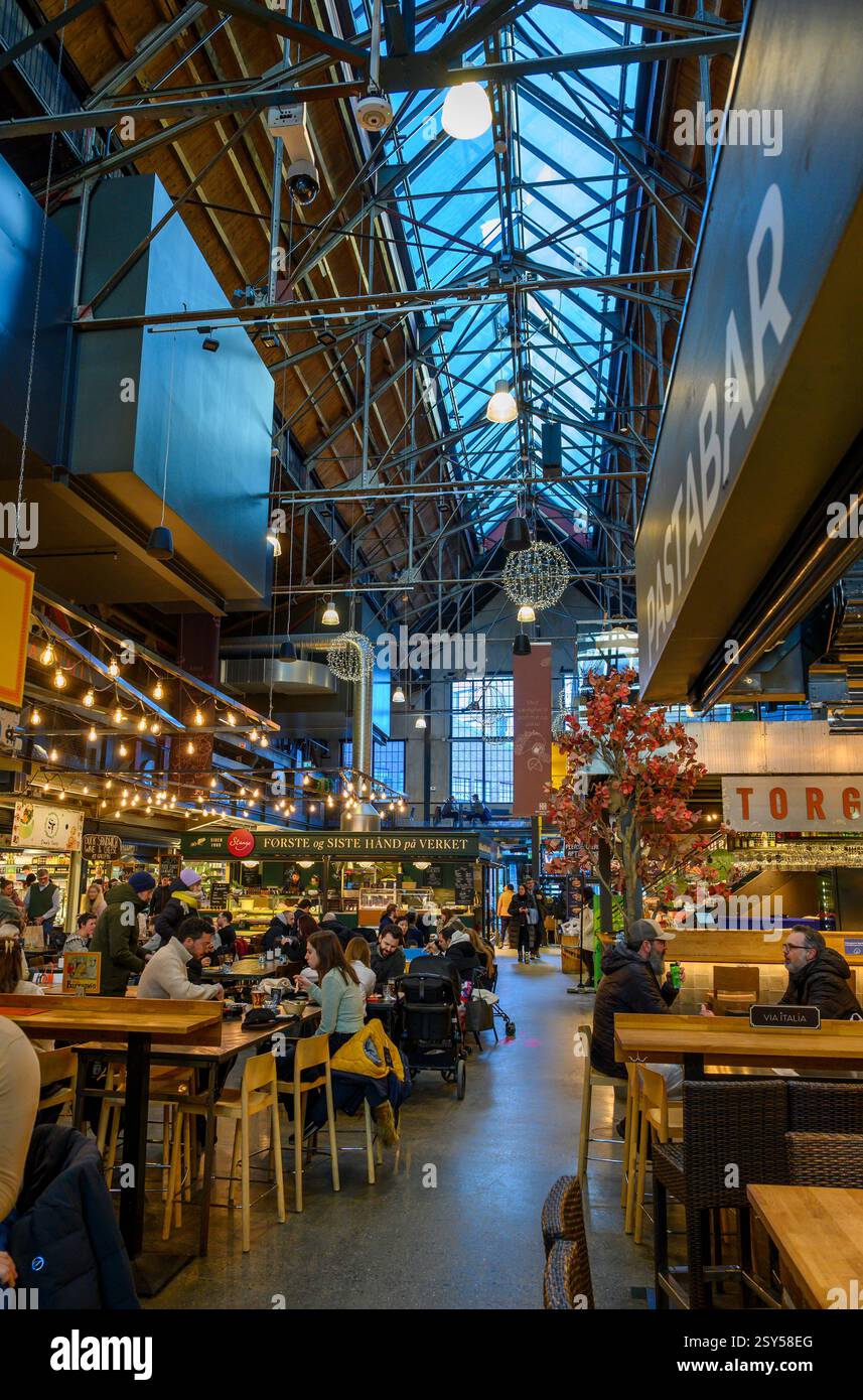All'interno di Mathallen Oslo, un vecchio edificio industriale convertito in un mercato alimentare con piccoli negozi e ristoranti indipendenti a Vulkan, Oslo, Norvegia. Foto Stock