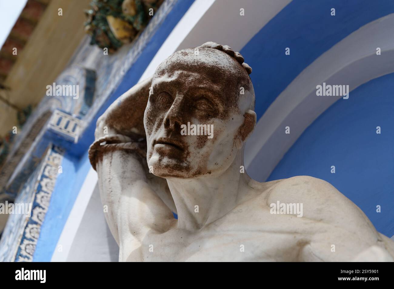 Statua in marmo di una figura muscolosa, mano appoggiata sulla testa, a Palácio Fronteira Foto Stock Statua in marmo di una figura muscolosa, mano appoggiata sulla testa, a Palácio Fronteira Foto Stock