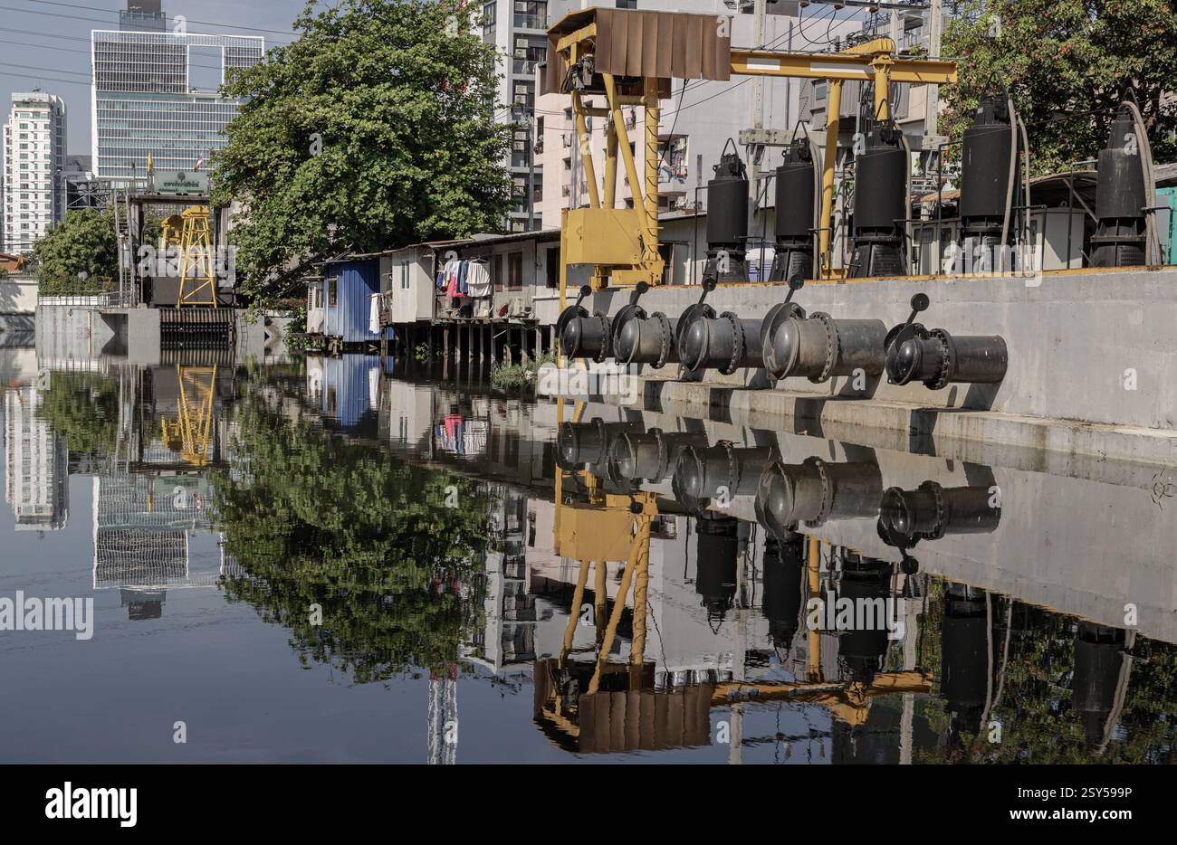 Bangkok, Thailandia - 19 febbraio 2025 - Una stazione di pompaggio lungo un canale in Sukhumvit soi 4. Le pompe della stazione che utilizzano le pompe per spostare l'acqua o le acque reflue Foto Stock