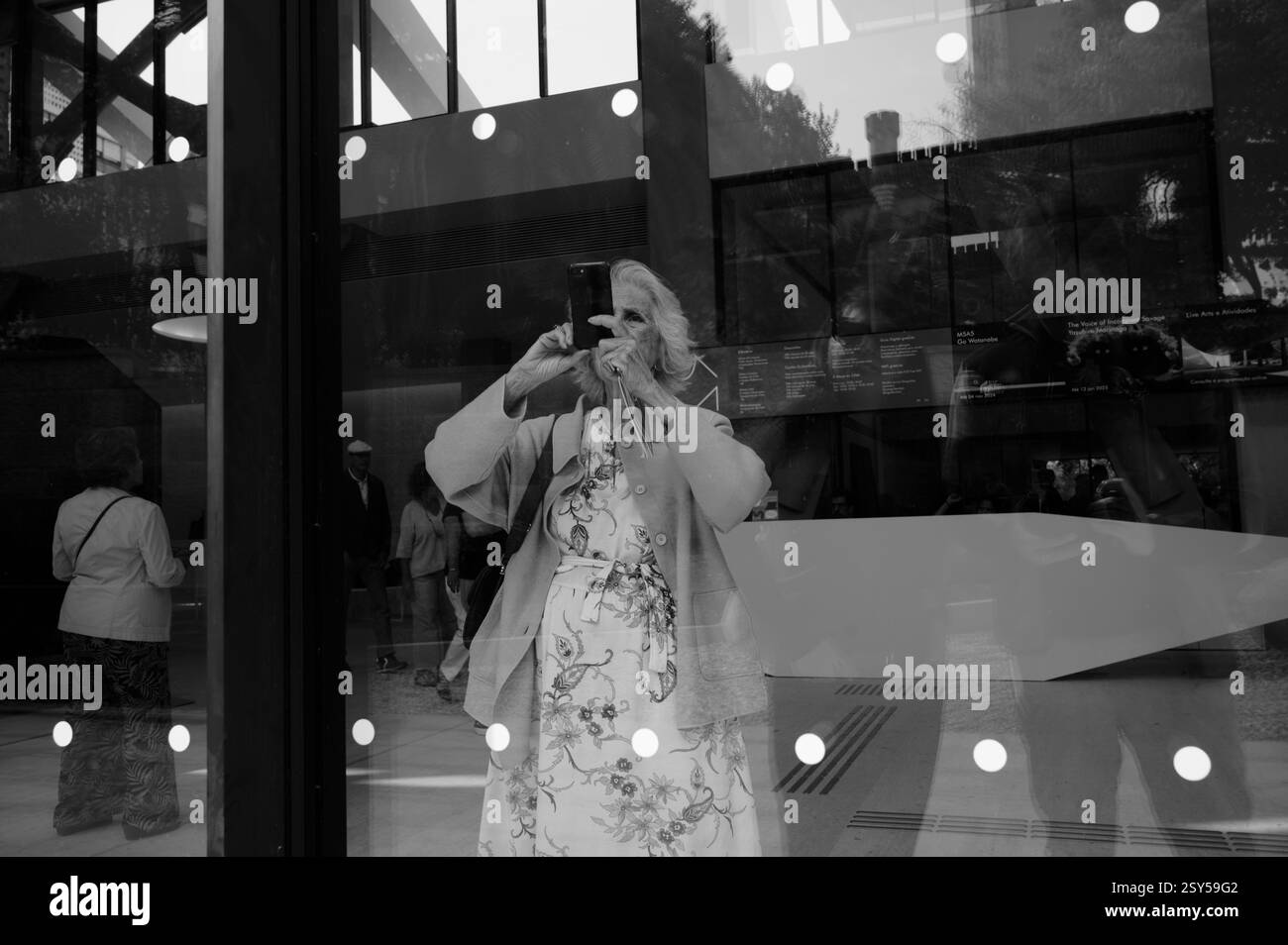 Una donna matura cattura l'impressionante architettura del nuovo centro d'arte del Museo Calouste Gulbenkian Foto Stock