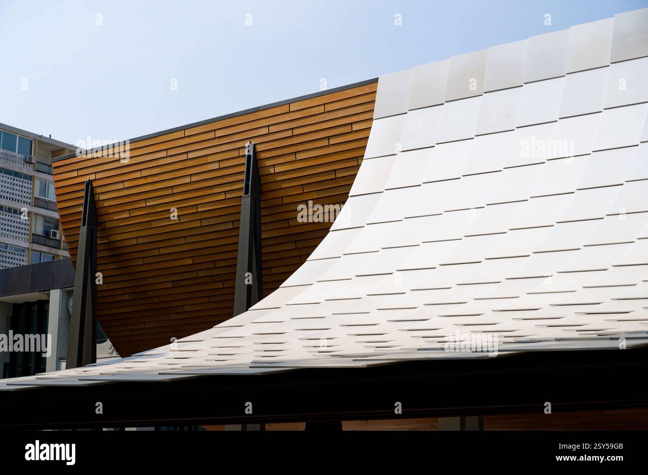 Primo piano del tetto ricurvo in legno e piastrelle del nuovo centro artistico del Museo Calouste Gulbenkian Foto Stock