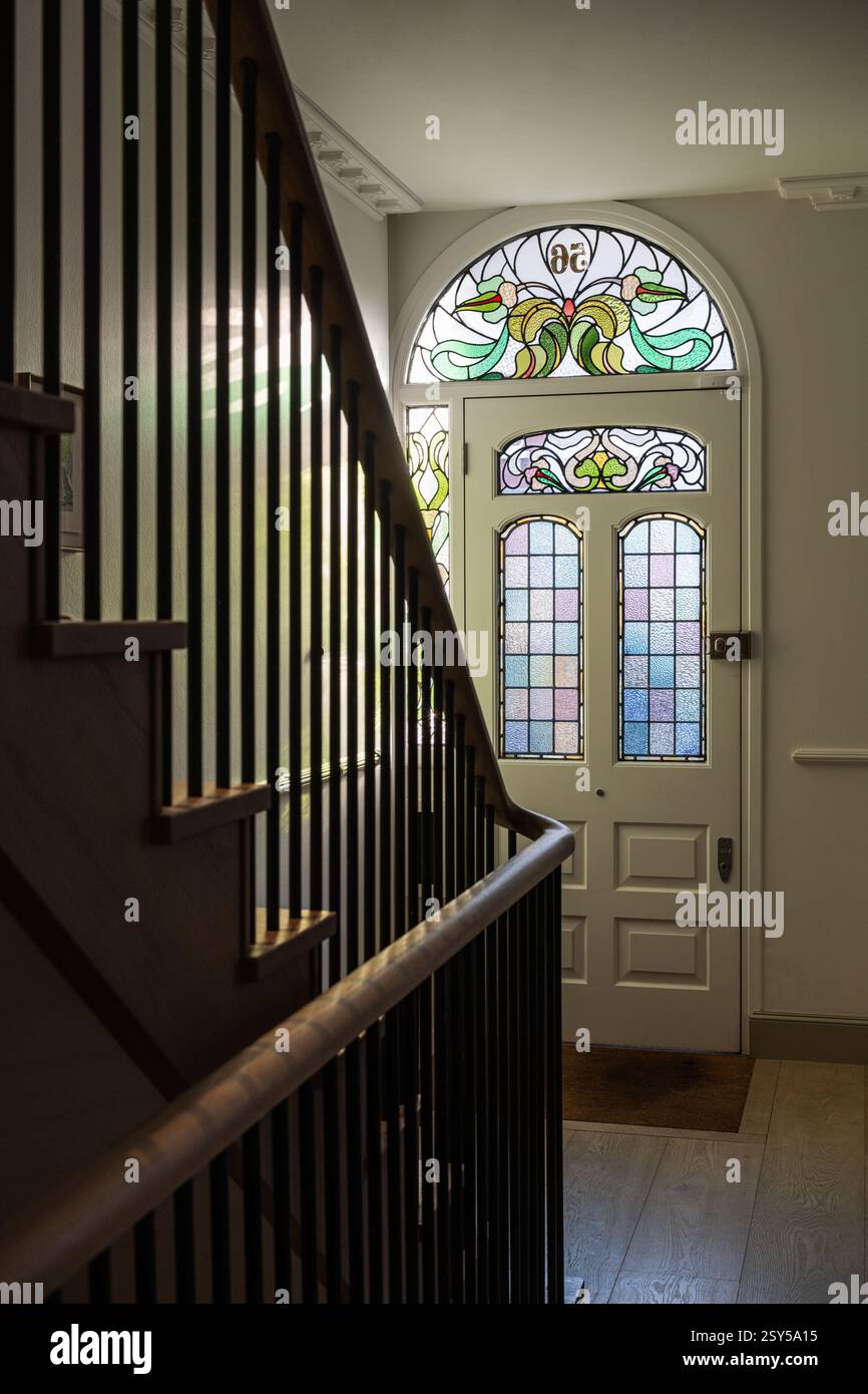 Originale fanlight vittoriano sopra la porta d'ingresso nella moderna casa di West London. Foto Stock