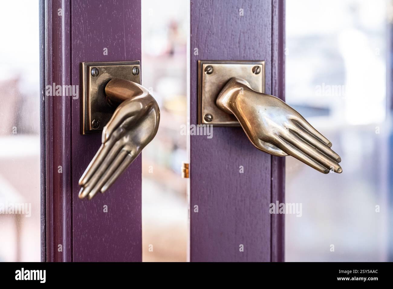 Originali maniglie delle porte in un ridesign contemporaneo della casa di West London. Foto Stock