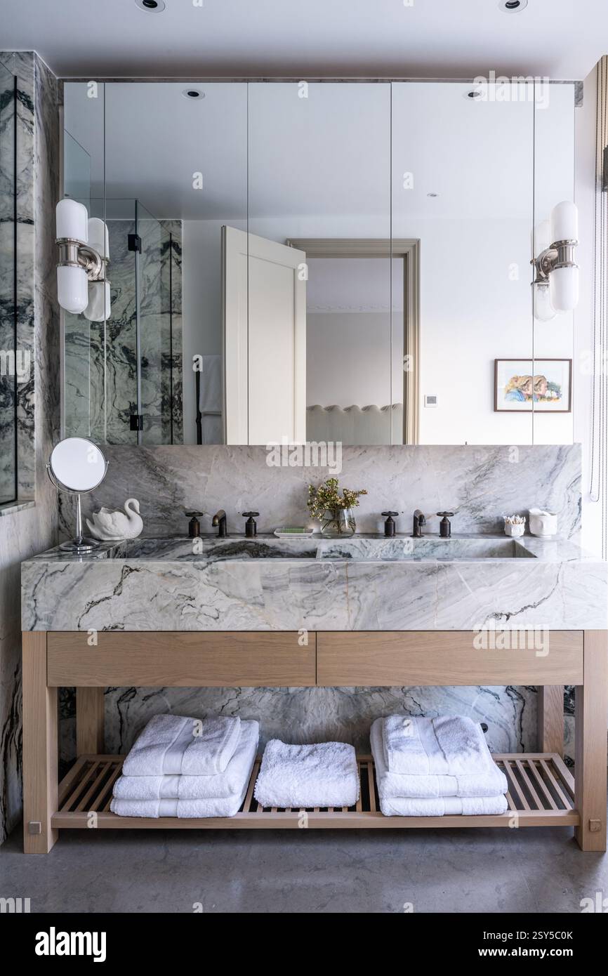 Armadietto a specchio sopra il doppio lavandino in bagno in marmo, ridisegno contemporaneo della casa di West London. Foto Stock