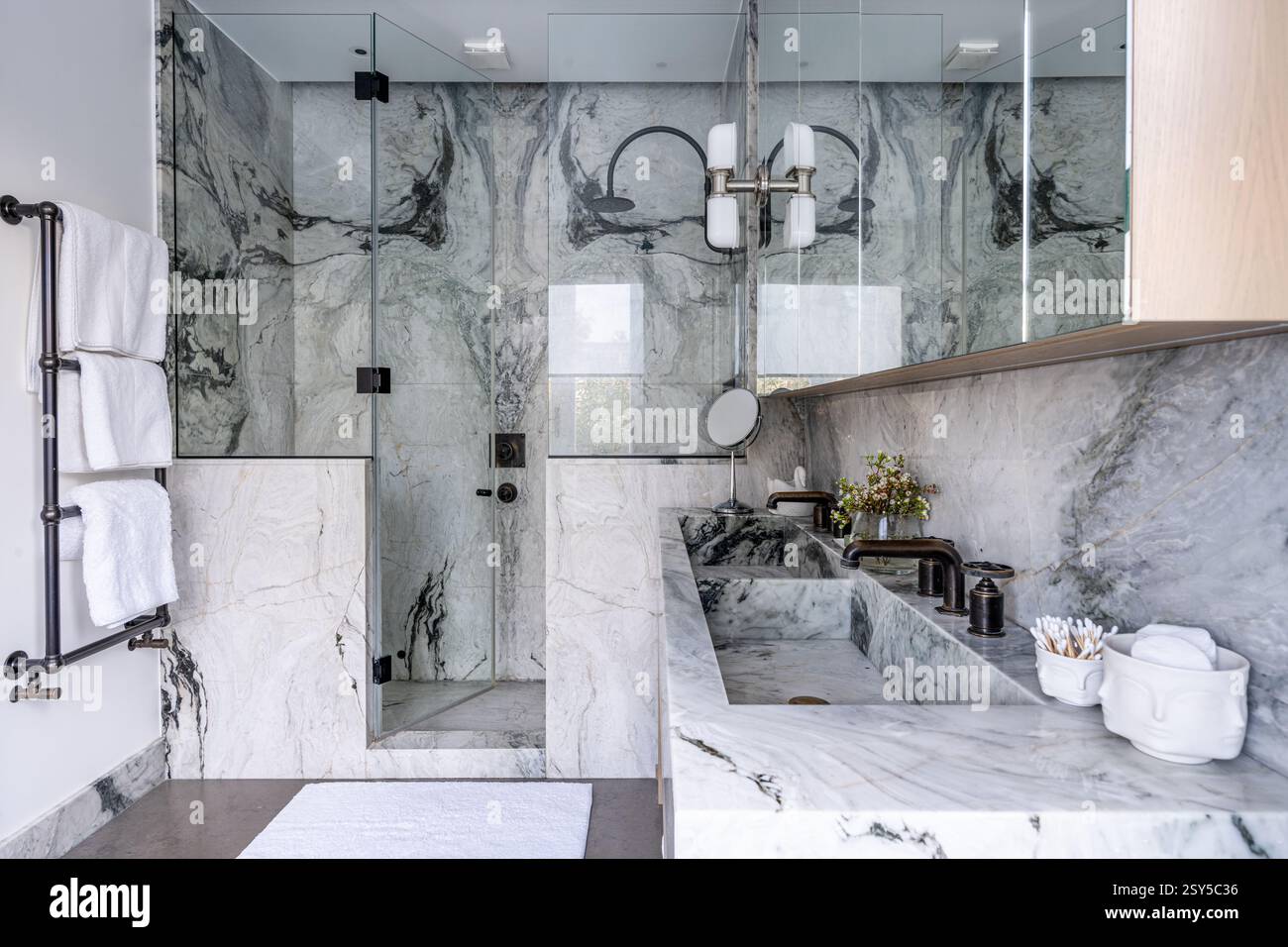 Cabina doccia e doppio lavabo con armadietto a specchio in bagno in marmo in un ridesign contemporaneo della casa di West London. Foto Stock