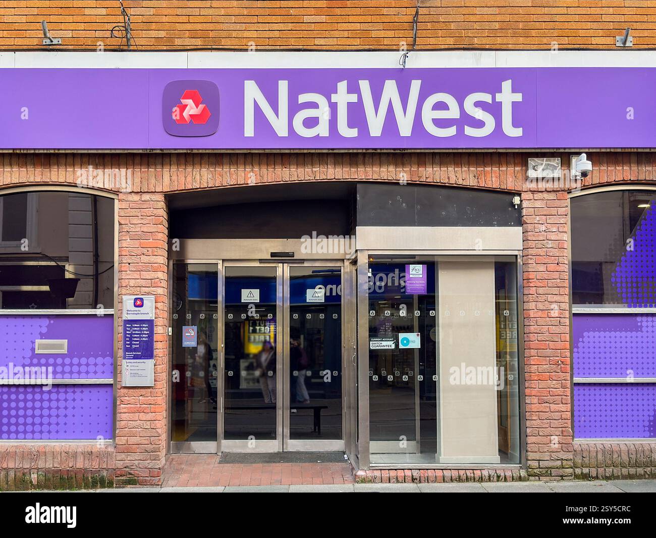 Barnstable, Devon, Inghilterra, Regno Unito - 22 febbraio 2025: Vista frontale esterna della filiale di NatWest Bank nel centro della città di Barnstable. - Immagine stock catturata con smartphone