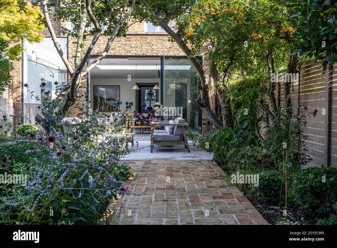 Percorso in mattoni in giardino per una riprogettazione contemporanea a bassa manutenzione della casa di West London. Design del giardino di Amelia Bouquet. Foto Stock