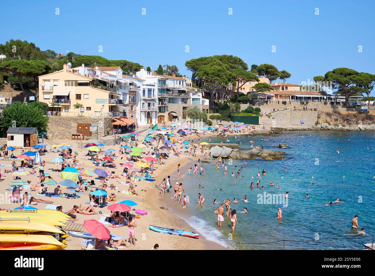 Calella de Palafrugell, Spagna - 08 09 2024: Goditi la spiaggia e il mare Foto Stock