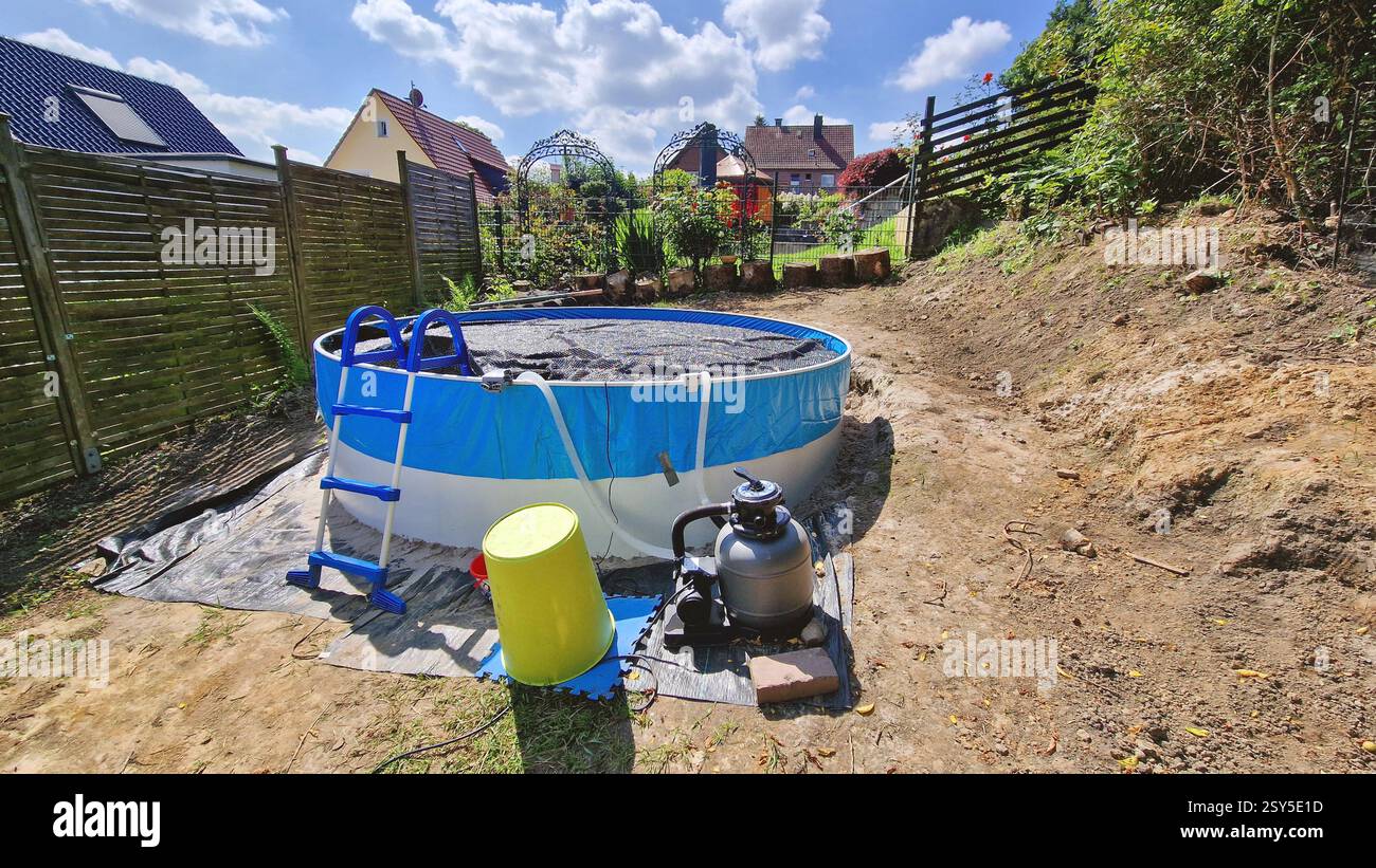 Piscina di recente installazione in un giardino come un cantiere edile, in Germania Foto Stock