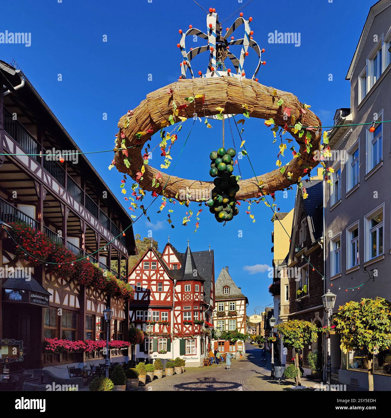 Scultura modellata su una corona di raccolta al mercato di Bacharach, patrimonio dell'umanità dell'UNESCO, alta valle del Reno medio-alto, Germania, Renania-Palatinato, Foto Stock