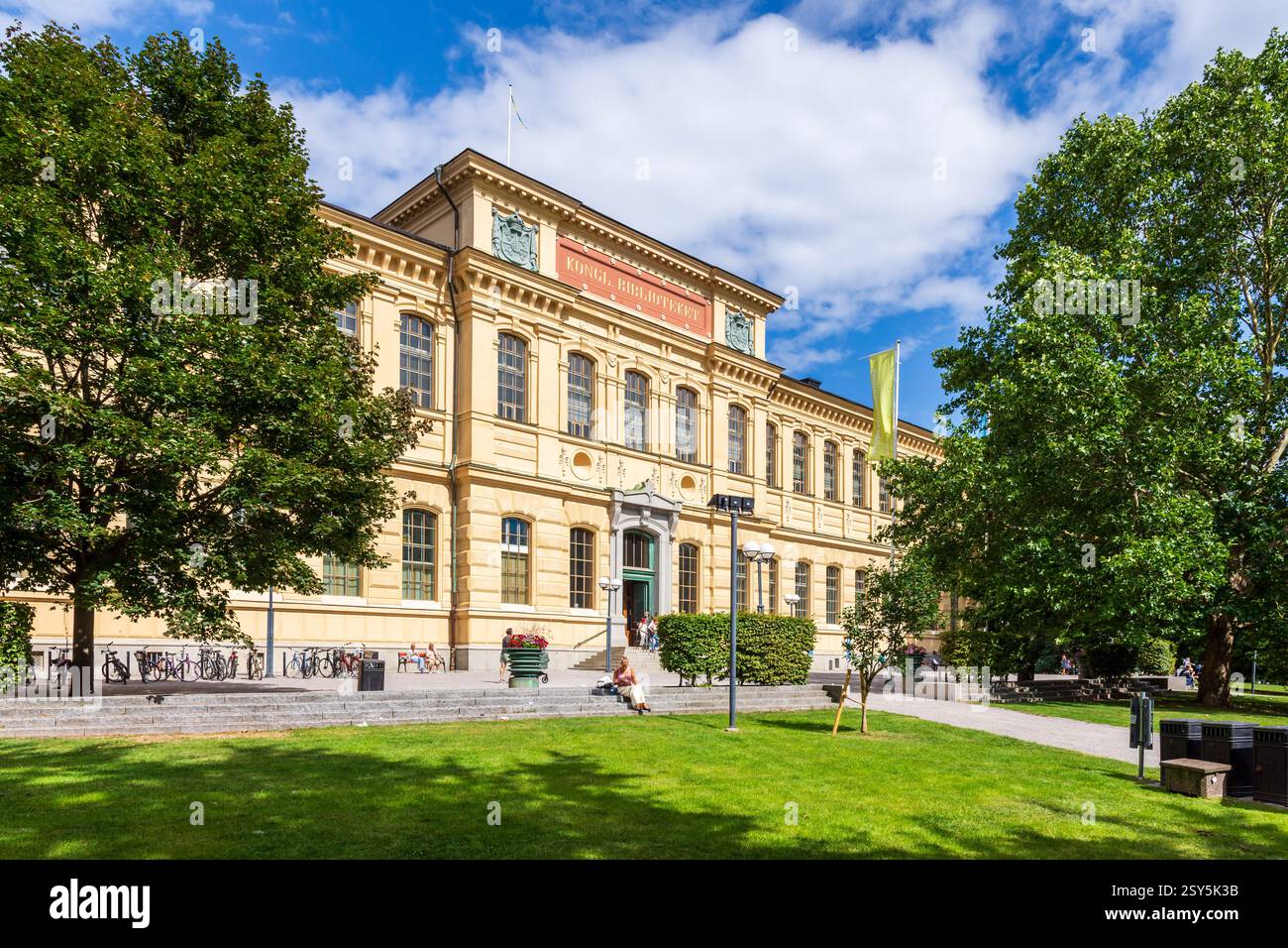 La facciata principale della Biblioteca Nazionale di Svezia, o Biblioteca reale, a Stoccolma, Svezia, si trova nel Humlegården, in una soleggiata giornata estiva. Foto Stock