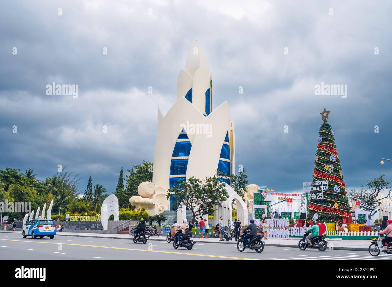 lotus Tower nella piazza centrale accanto alla spiaggia nella località turistica di Nha Trang. Nha Trang, Vietnam - 17 dicembre 2024. Foto Stock