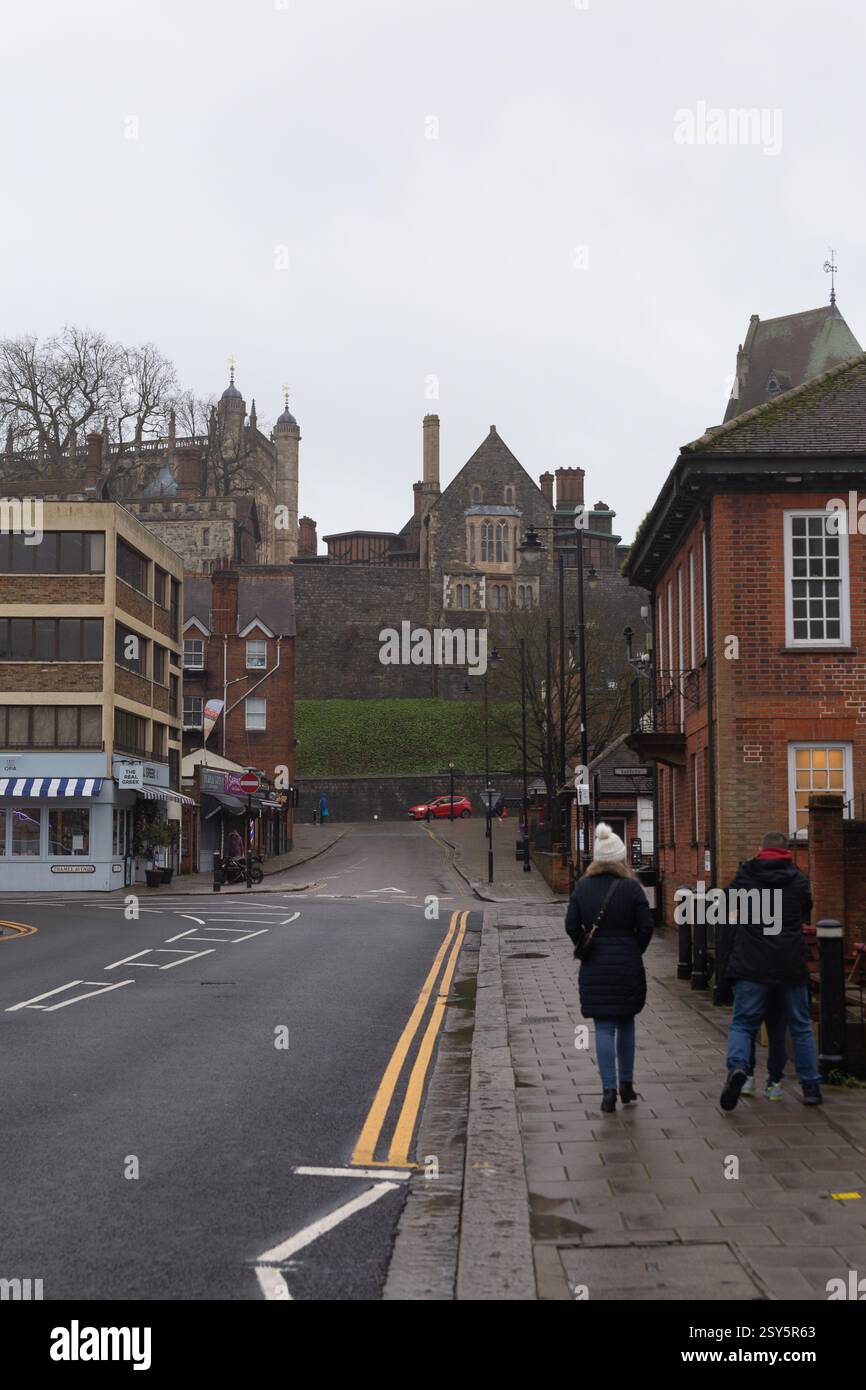 14 gennaio 2023 Windsor, Regno Unito. Vista del Castello di Windsor dalle strade vicine in un giorno cupo di pioggia Foto Stock