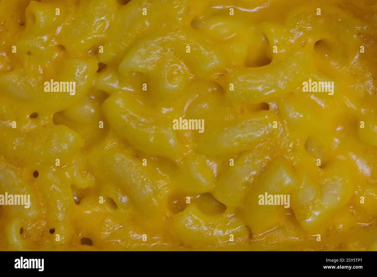 Primi piani con pasta al formaggio e maccheroni al gomito e salsa al formaggio. Foto Stock