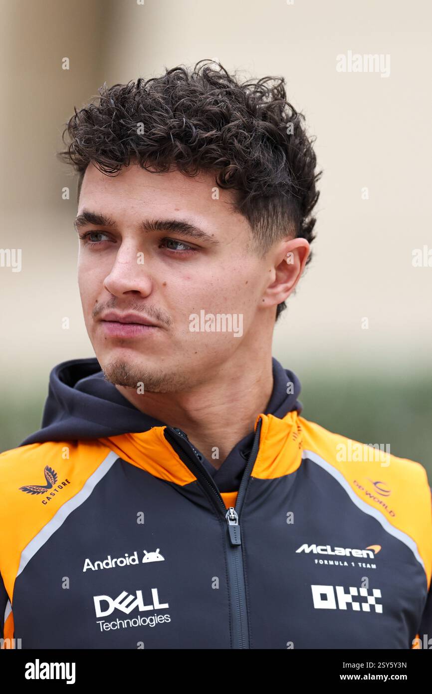 BAHREIN, BAHREIN - FEBBRAIO 27: Lando Norris del Regno Unito e il team McLaren F1 durante il secondo giorno dei test di F1 al Bahrain International Circuit il 27 febbraio 2025 in Bahrein, Bahrein. (Foto di Qian Jun/Alamy Live News) Foto Stock