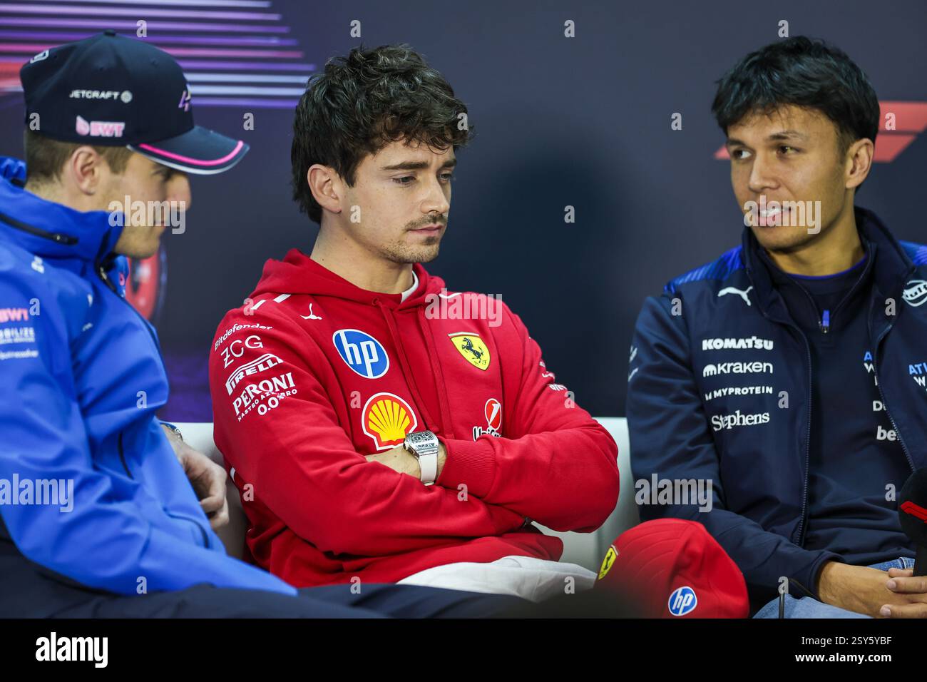 BAHREIN, BAHREIN - FEBBRAIO 27: Alexander Albon della Thailandia e Atlassian Williams Racing ride nella conferenza stampa durante il secondo giorno dei test di F1 al Bahrain International Circuit il 27 febbraio 2025 in Bahrain, Bahrein. (Foto di Qian Jun/Alamy Live News) Foto Stock