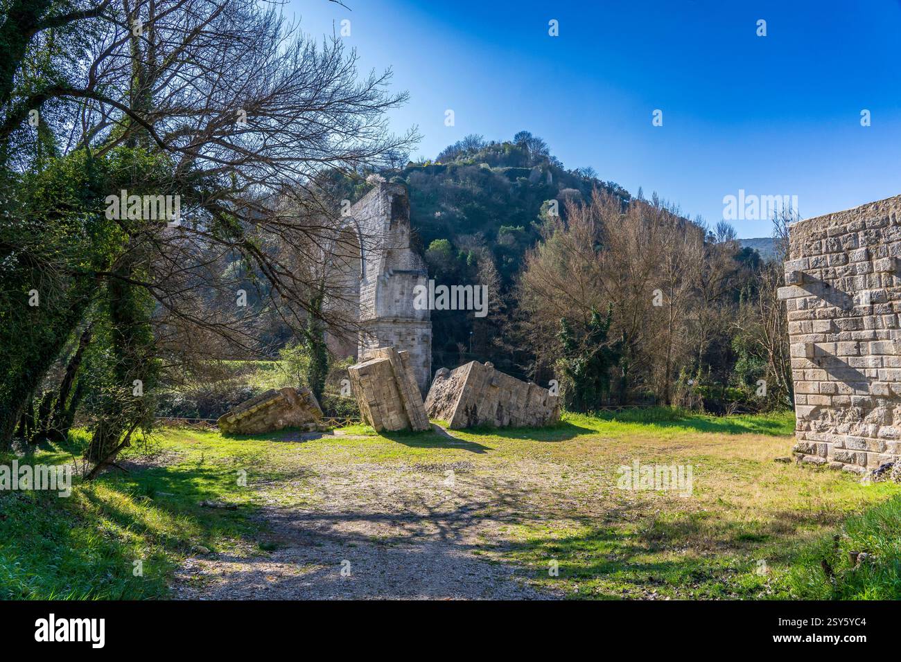 Resti del grande ponte costruito dall'imperatore Adriano vicino all'antica città di Narni Foto Stock