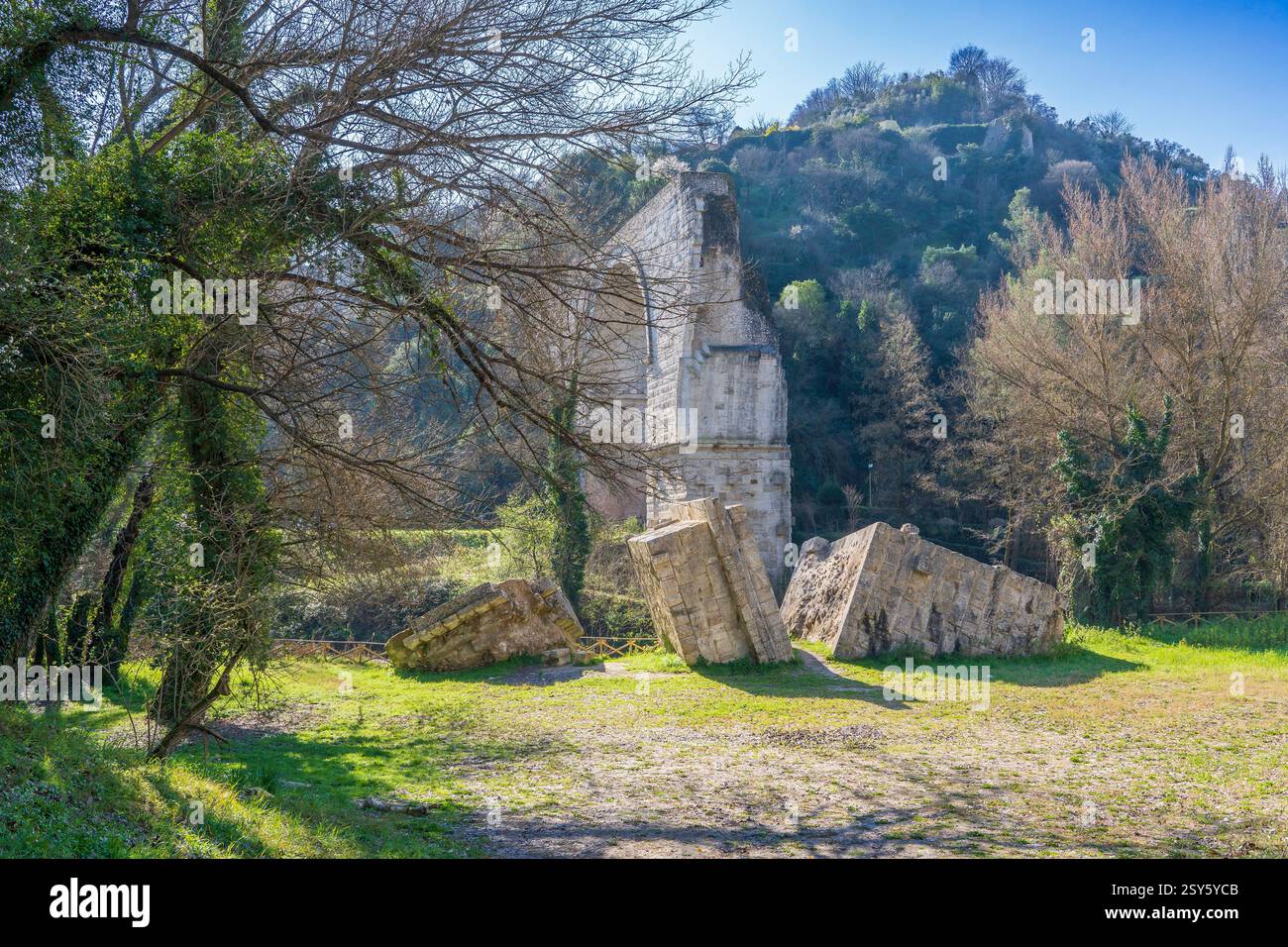 Resti del grande ponte costruito dall'imperatore Adriano vicino all'antica città di Narni Foto Stock