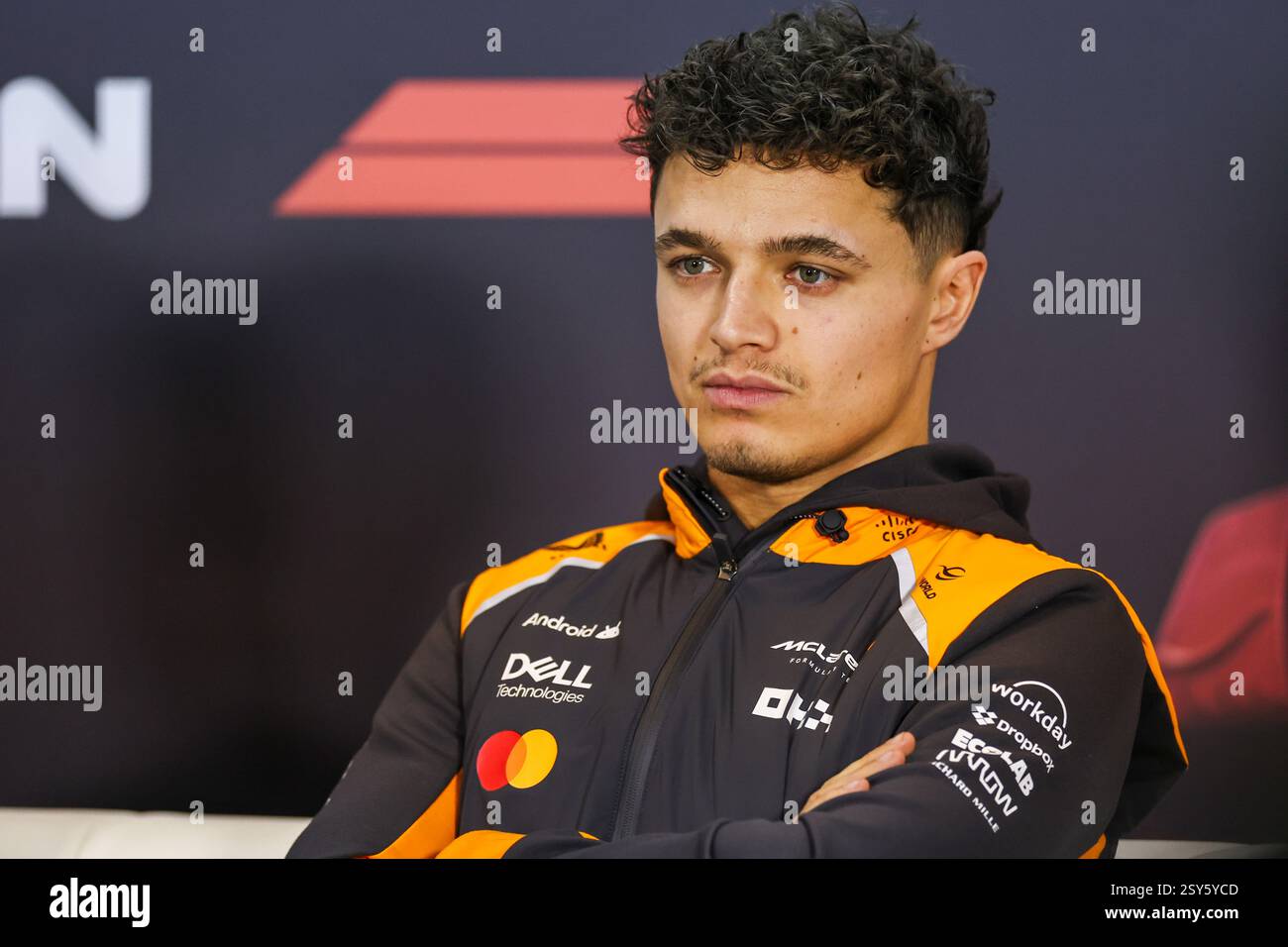 BAHRAIN, BAHRAIN - FEBBRAIO 27: Lando Norris del Regno Unito e il team McLaren F1 partecipano alla conferenza stampa durante il secondo giorno dei test di F1 al Bahrain International Circuit il 27 febbraio 2025 in Bahrain, Bahrain. (Foto di Qian Jun/Alamy Live News) Foto Stock