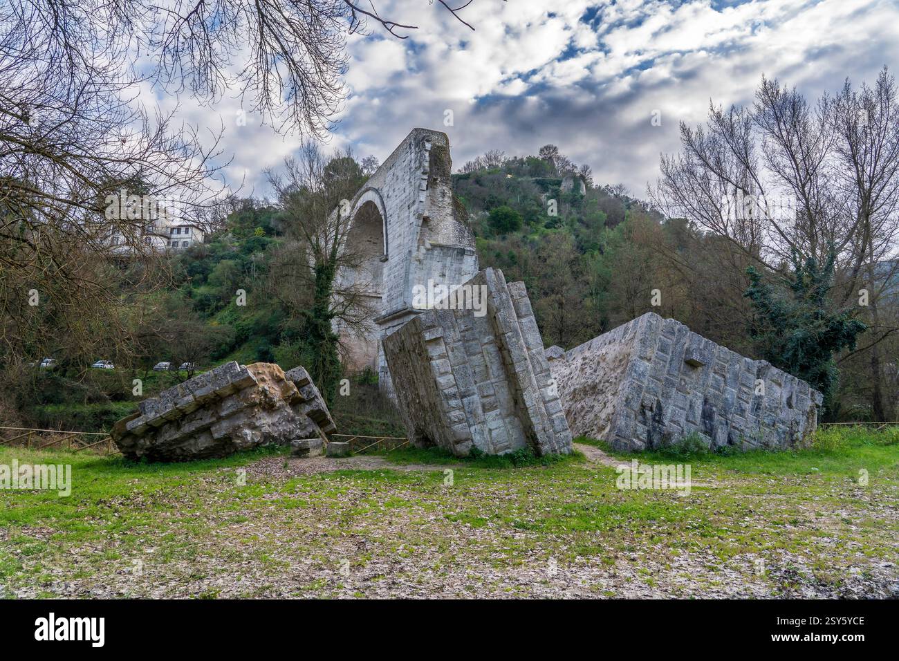 Resti del grande ponte costruito dall'imperatore Adriano vicino all'antica città di Narni Foto Stock