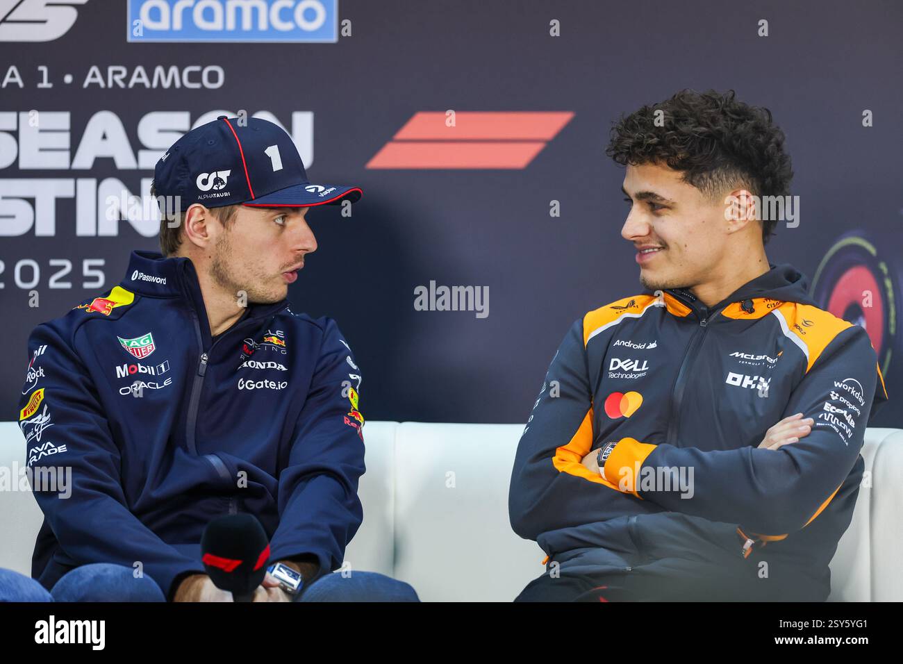 BAHRAIN, BAHRAIN - FEBBRAIO 27: Max Verstappen dei Paesi Bassi e Oracle Red Bull Racing chiacchierano con Lando Norris del Regno Unito e il team McLaren F1 nella conferenza stampa durante il secondo giorno dei test di F1 al Bahrain International Circuit il 27 febbraio 2025 in Bahrain, Bahrain. (Foto di Qian Jun/Alamy Live News) Foto Stock