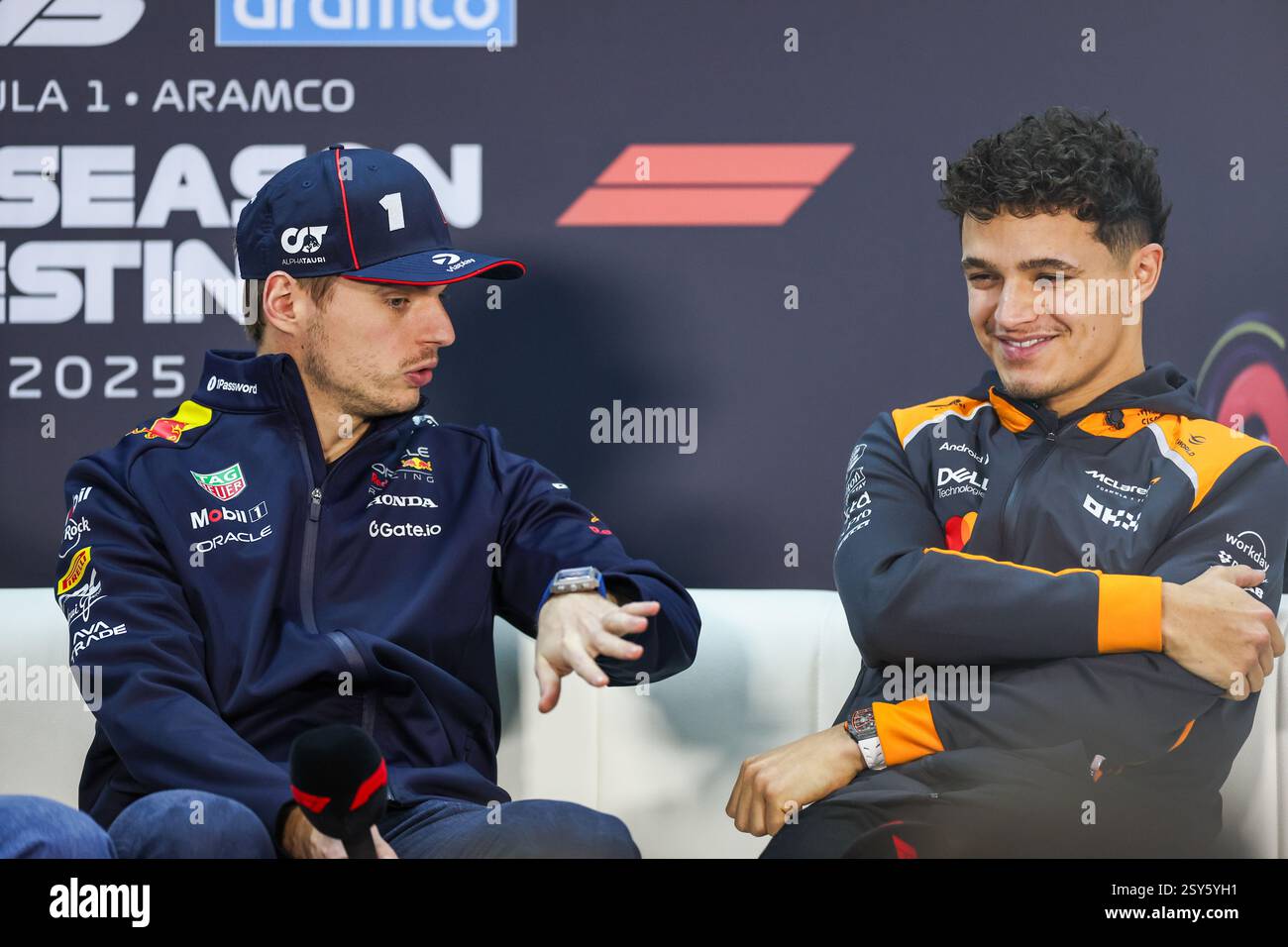 BAHRAIN, BAHRAIN - FEBBRAIO 27: Max Verstappen dei Paesi Bassi e Oracle Red Bull Racing chiacchierano con Lando Norris del Regno Unito e il team McLaren F1 nella conferenza stampa durante il secondo giorno dei test di F1 al Bahrain International Circuit il 27 febbraio 2025 in Bahrain, Bahrain. (Foto di Qian Jun/Alamy Live News) Foto Stock