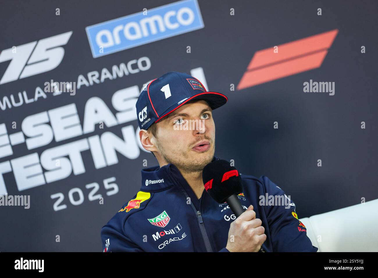 BAHRAIN, BAHRAIN - FEBBRAIO 27: Max Verstappen dei Paesi Bassi e Oracle Red Bull Racing partecipano alla conferenza stampa durante il secondo giorno dei test di F1 al Bahrain International Circuit il 27 febbraio 2025 in Bahrain, Bahrain. (Foto di Qian Jun/Alamy Live News) Foto Stock